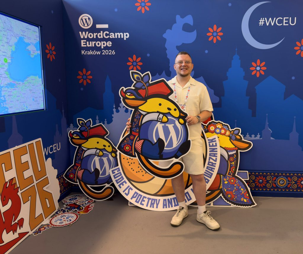 Photo of Jamie Dabrowiecki holding the WordPress Wapuu mascot at WordCamp Europe 2026